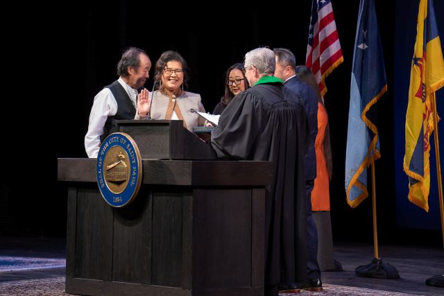 Mayor Her being sworn in